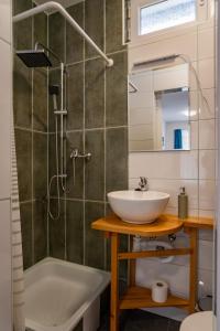 bagno con lavandino, vasca e specchio di Forrás Vendégház Maconka a Bátonyterenye