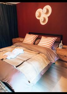een slaapkamer met een groot bed en handdoeken bij Chambre dans villa avec piscine in Seignosse