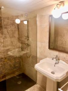 La salle de bains est pourvue d'un lavabo et d'une douche. dans l'établissement Le Rocher, à Sarlat-la-Canéda