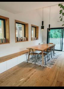 een eetkamer met een houten tafel en stoelen bij Chambre dans villa avec piscine in Seignosse