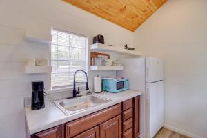 Dapur atau dapur kecil di Tumbling Shoals Cabin Near Greers Ferry Lake!