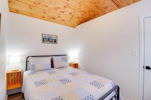 Postel nebo postele na pokoji v ubytování Tumbling Shoals Cabin Near Greers Ferry Lake!
