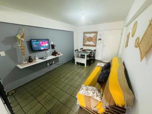 a room with a bed and a tv in it at Confortavél quarto e sala com Manobrista, Wi-fi, Tv Smart - Apto 208 in Maceió
