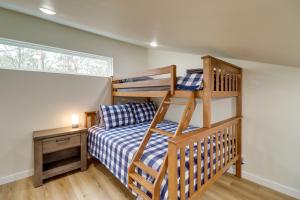 Poschodová posteľ alebo postele v izbe v ubytovaní Waterfront Retreat on Greers Ferry Lake with Hot Tub