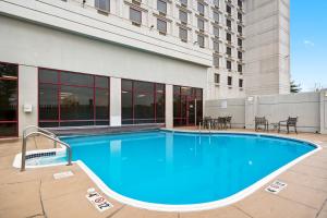 uma grande piscina azul em frente a um edifício em Thousand Hills Resort Hotel em Branson