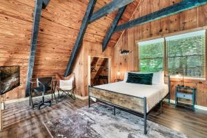 Khu vực ghế ngồi tại Family Fun Cabin on Bluff Mountain-Hot Tub & Game Room