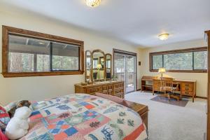 Cozy Big Bear Lake Vacation Rental Home في بيغ بير لاكي: غرفة نوم مع سرير ومكتب