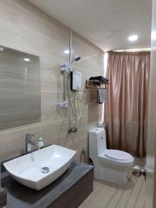 uma casa de banho com um lavatório e um WC em The Patioz Boutique Hotel em Kajang
