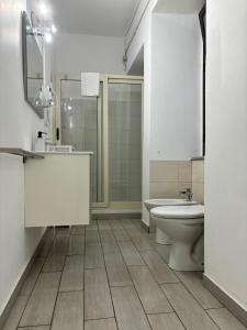 ein weißes Bad mit einem WC und einem Waschbecken in der Unterkunft Il Teatro Rooms in Catania