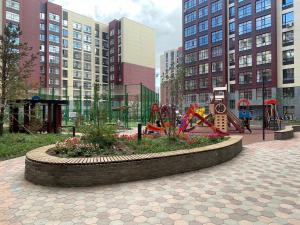 einen Park mit Spielplatz in einer Stadt in der Unterkunft Dream City in Taldykolʼ