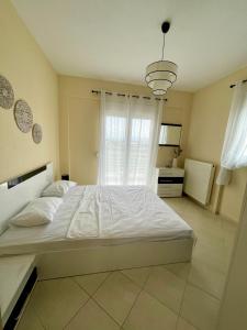 Postel nebo postele na pokoji v ubytování Modern Elegance apartment in Nea Moudania Chalkidiki