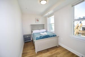 um pequeno quarto com uma cama e uma janela em The Chey:Modern and Intimate em Washington