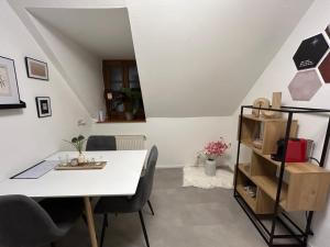 comedor con mesa blanca y sillas en Gemütliche Ferienwohnung in Bad Leonfelden, en Bad Leonfelden