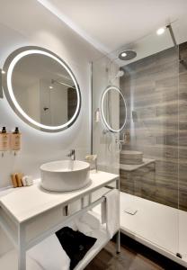 蒙佩利爾的住宿－蒙彼利埃法蘭西喜劇院美居酒店，一间带水槽和镜子的浴室
