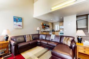 sala de estar con sofá de cuero marrón en Mountain Spring en Sun Valley