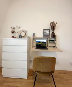 1 dormitorio con tocador y escritorio con silla en Comfy apartment near La Defense - West of Paris en La Garenne-Colombes