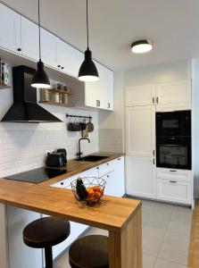 una cocina con una mesa con un bol de fruta. en Comfy apartment near La Defense - West of Paris en La Garenne-Colombes