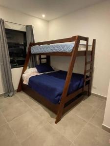 kilka łóżek piętrowych w pokoju w obiekcie 2Bdr Condo - Los Delfines Golf & Country Club - Large Patio - Beach of Playa Tambor - 24 hrs security w mieście Pochote