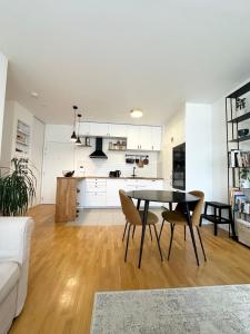 cocina y sala de estar con mesa y sillas en Comfy apartment near La Defense - West of Paris en La Garenne-Colombes