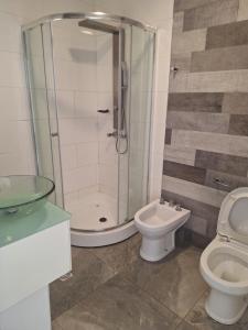 een badkamer met een douche en een toilet bij Departamento en dorrego grande in Guaymallen