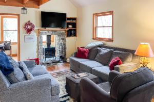 - un salon avec deux canapés et une cheminée dans l'établissement Bear Feet Retreat, à Banner Elk