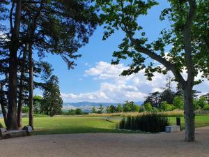 park z drzewami i trawnikiem w obiekcie GITE LES ARCHES w mieście Saint-Andéol-le-Château