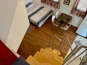 - une vue sur une chambre avec un lit et un escalier dans l'établissement Apartment Beach View, à Kruševo
