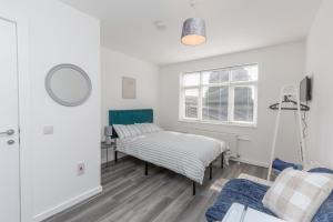 Habitación con 2 camas y ventana en 20 Leys Road rooms 1 - 4, en Wellingborough
