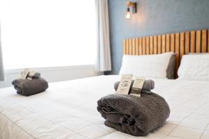 pokój hotelowy z łóżkiem z ręcznikami w obiekcie Hidden Gem in Calton Hill w mieście Dunedin