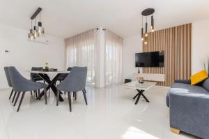 TV a/nebo společenská místnost v ubytování Apartments Villa V2 with rooftop + 59 fotografií