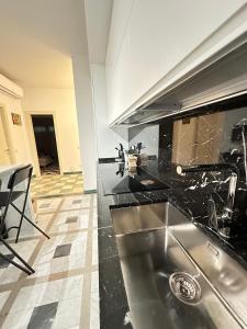 eine Küche mit einer Spüle und einer Arbeitsplatte in der Unterkunft Luxury Villa with SPA near the Beach in Querceta