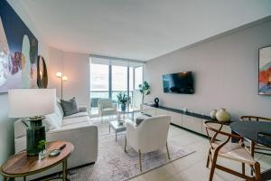 un soggiorno con divano e tavolo di Direct Bayview One Bedroom Condo in Coconut Grove Includes parking a Miami