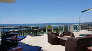 patio con sedie, tavoli e vista sull'oceano di Coconut Grove 10th Fl Studio Parking Included a Miami