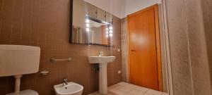 A bathroom at Bolognina Apartments