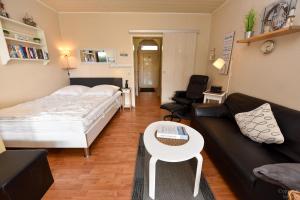 ein Wohnzimmer mit einem Bett und einem Sofa in der Unterkunft Haus Kehrwieder Appartement KEHR8 in Cuxhaven