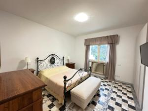 Schlafzimmer mit einem Bett, einem Tisch und einem Fenster in der Unterkunft Luxury Villa with SPA near the Beach in Querceta