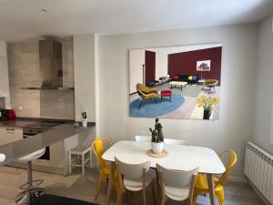 Kuchyňa alebo kuchynka v ubytovaní EL RINCON DE LA MERCED junto Laurel Aire acondicionado By Apartamentos Logrono