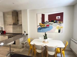 Kuchyňa alebo kuchynka v ubytovaní EL RINCON DE LA MERCED junto Laurel Aire acondicionado By Apartamentos Logrono