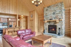 ein Wohnzimmer mit Sofa und Kamin in der Unterkunft Le Cerf #40 in Mille-Isles + 19 Fotos