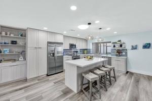 Køkken eller tekøkken på Casa Castaways Spacious Retreat @casacastaways