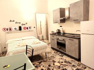 uma cozinha com uma cama, um lavatório e um frigorífico em Locazione Turistica Casa Gardenia em Turim