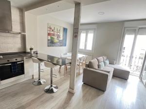 Kuchyňa alebo kuchynka v ubytovaní EL RINCON DE LA MERCED junto Laurel Aire acondicionado By Apartamentos Logrono