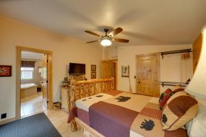 um quarto com uma cama e uma ventoinha de tecto em Moose Lodge Cabin with Entertainment Gazebo! em Baring