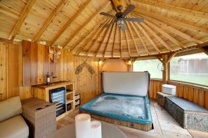 um quarto amplo com uma banheira de hidromassagem num camarote com tecto em Moose Lodge Cabin with Entertainment Gazebo! em Baring