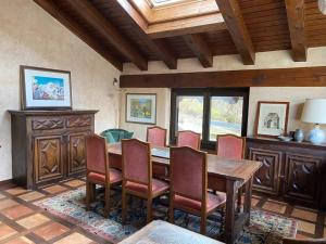 Relais Courmayeur - Fiore di bosco - Mont Blanc - Italia في كورمايور: غرفة طعام مع طاولة وكراسي خشبية