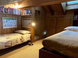 een slaapkamer met 2 bedden en een boekenplank bij Relais Courmayeur - Fiore di bosco - Mont Blanc - Italia in Courmayeur