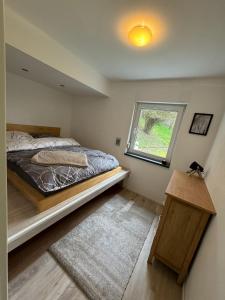 1 dormitorio con cama y ventana en Ferienhaus Wald&Wiese, 