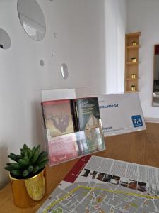 een doos met boeken bovenop een tafel bij HomeLame 57 in Bologna