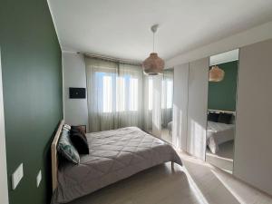 1 dormitorio con cama y espejo grande en Urban Penthouse - Milan & Rho Fiera, en Bresso