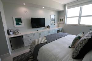 Μια τηλεόραση ή/και κέντρο ψυχαγωγίας στο Renovated 21st Floor Private Unit located in Coconut Grove Hotel